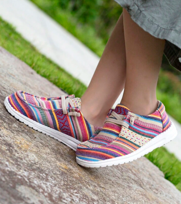 Sepatu dengan pola garis-garis berwarna-warni